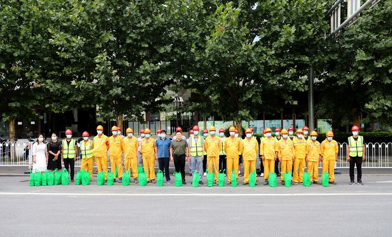 鼓樓區(qū)城管局看望慰問(wèn)一線養(yǎng)護(hù)職工